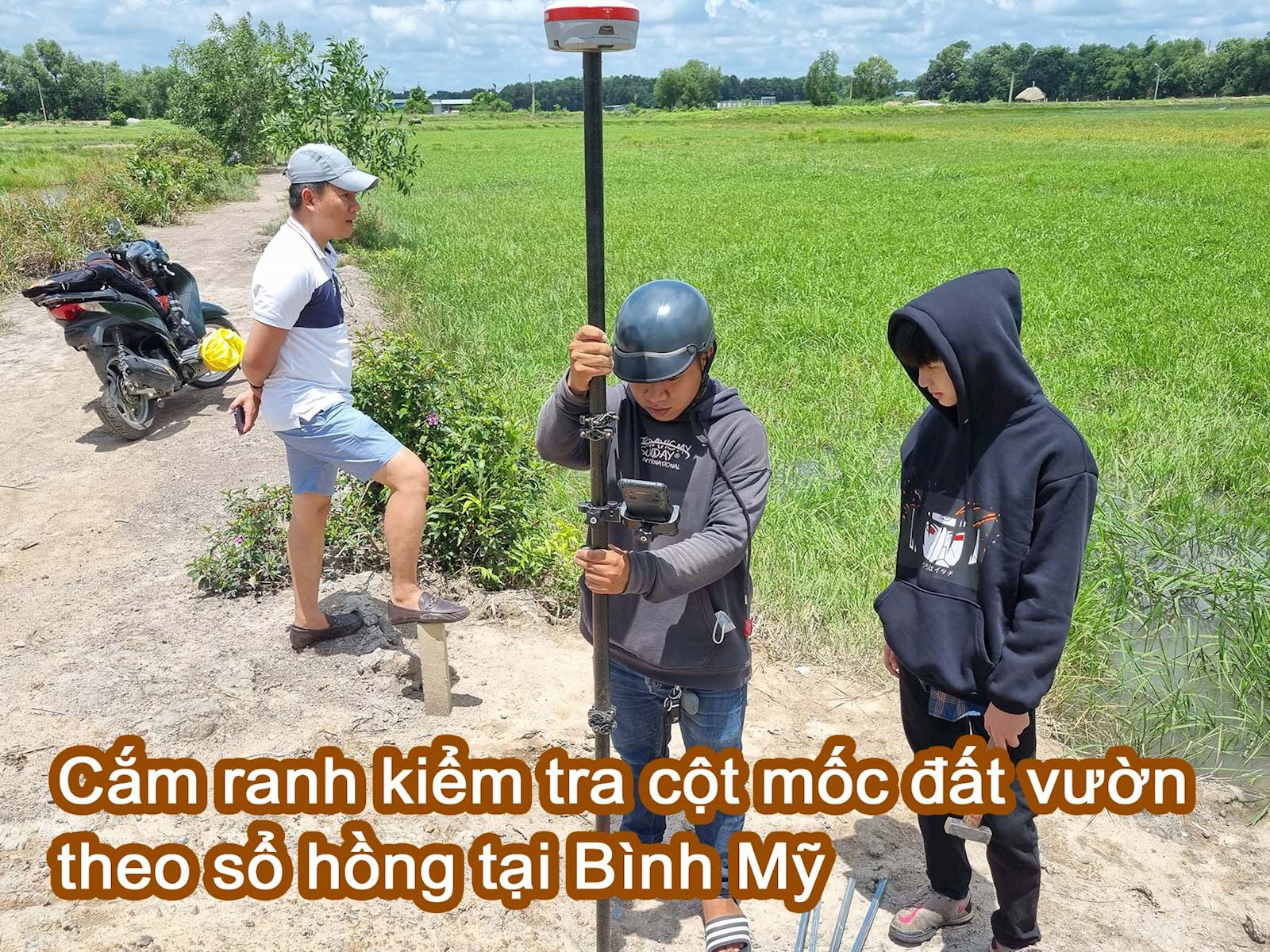 Cắm ranh kiểm tra cột mốc theo sổ hồng tại Bình Mỹ