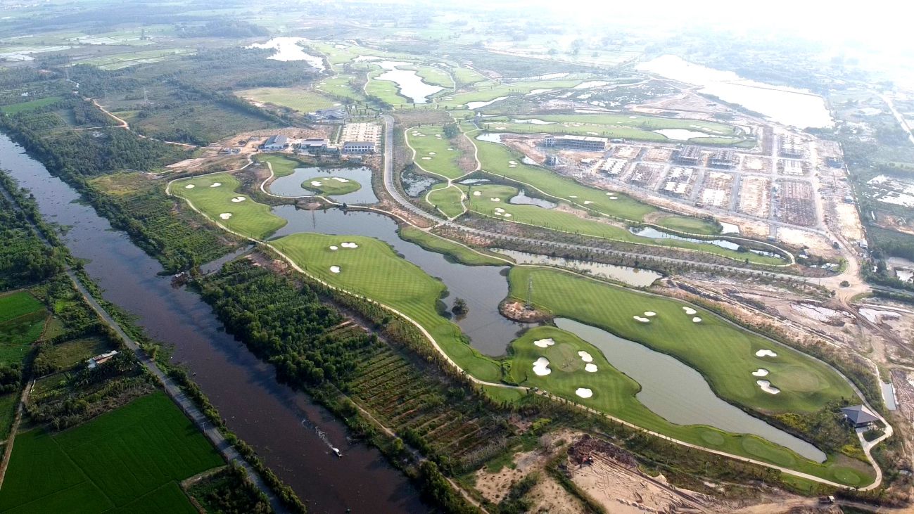 Sân golf West Lake Golf & Villa .jpg